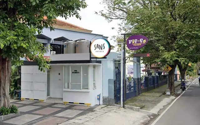 Sans Hotel FiFFa Premiere Malang