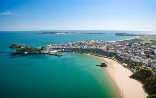 Beautiful apartment with private pool near Tenby