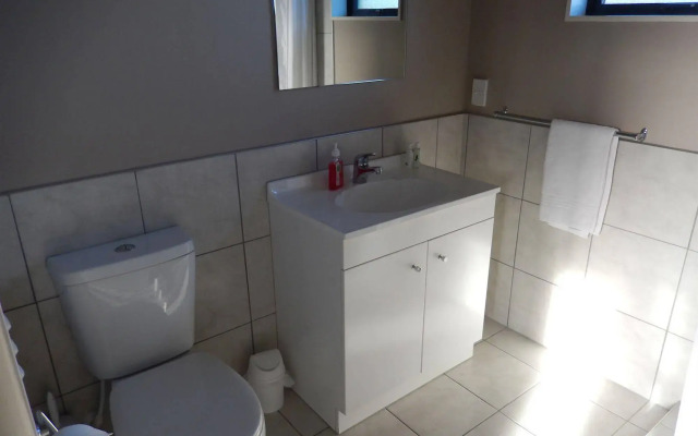 Linkwater Motel & Flashpackers