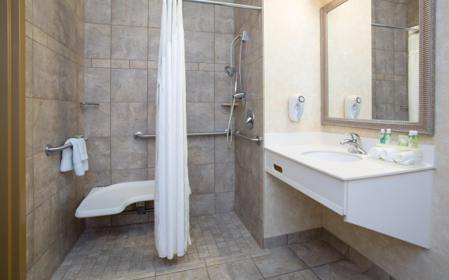 Holiday Inn Express & Suites Minot, an IHG Hotel