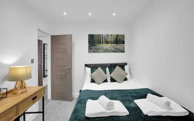 Newly Refurbished 2 Bed Hse Town Centre