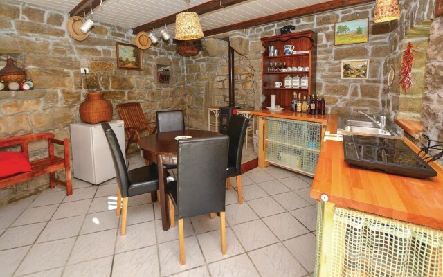 Nice Home in Gracisce With 6 Bedrooms, Internet and Outdoor Swimming Pool