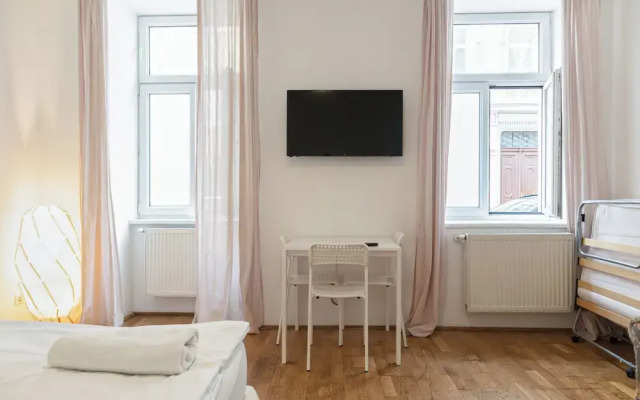 Welcoming 3BR Apt Steps From Belvedere