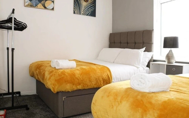 Modern Liverpool House Sleeps 12 Netflix