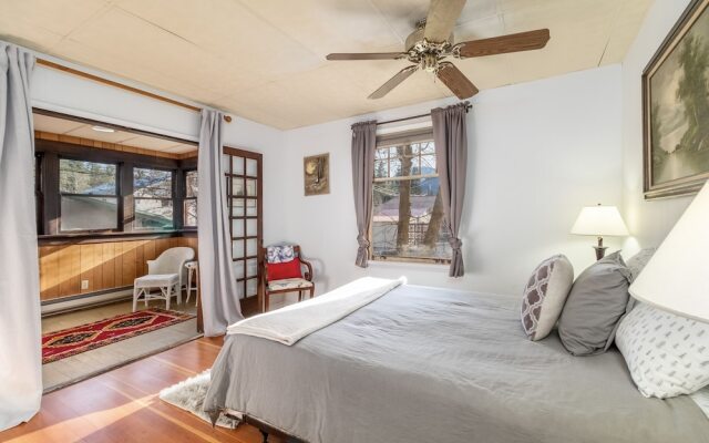 Rockwell Retreat 4 Bedroom Home by NW Comfy Cabins by RedAwning