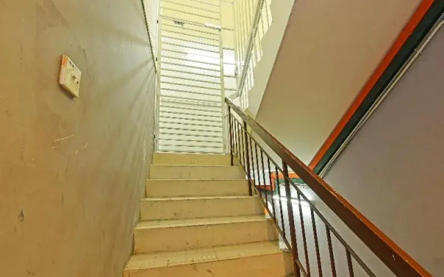 Spot On 90500 Sri Rampai Metro Hostel
