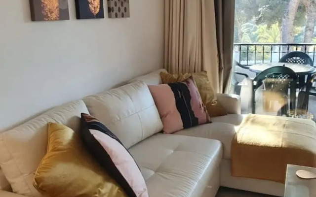 Modern Studio Apartment, Sea and Garden Views