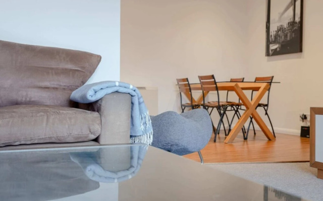 2 Bedroom Apartment In Aldgate East