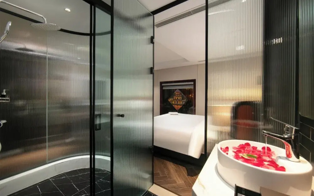 Le Premier Hotel & Rooftop Bar