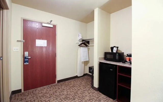 Cobblestone Hotel & Suites – Devils Lake