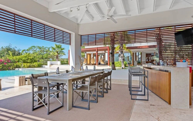Modern Oasis Stunning Views of Golf Course River