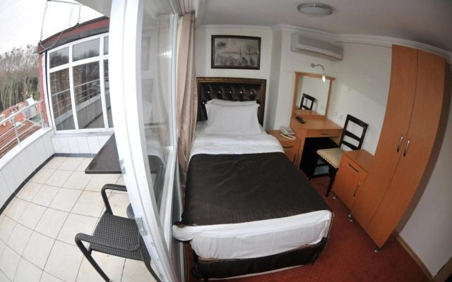 Palace Point Hotel