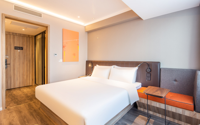 Elan Hotel (Luoyang Zhouwangcheng Plaza Subway Station Store)
