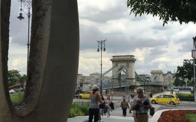 Bridge & Castle Art Apartman