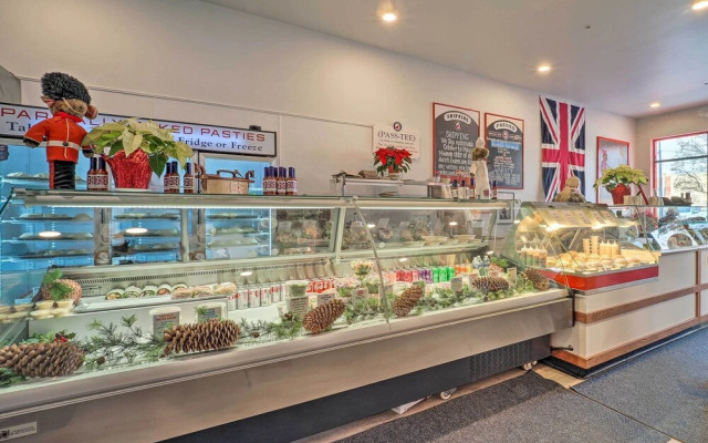 Downtown Traverse City Condo < 1/2 Mi to Beach!