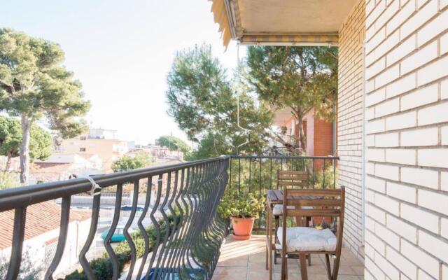 Sunny apartment 3 blocks to the beach