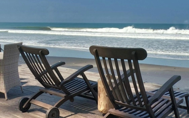 Beachfront Villa Nixie and the Sea