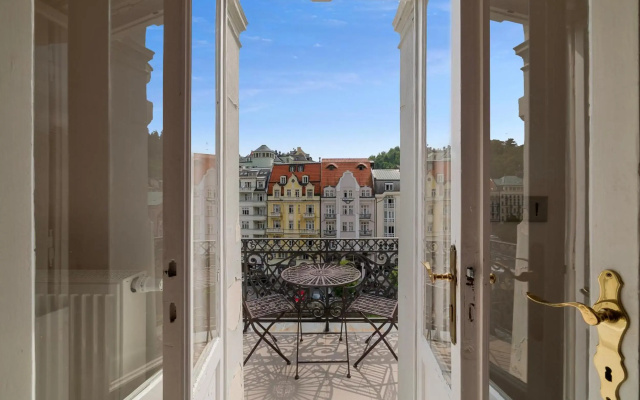 Boutique Apartment Owned by Emperor Peter The Great With 2 Balconies & Jacuzzi