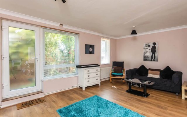 Homely 2 Bedroom House in Kennington With Garden