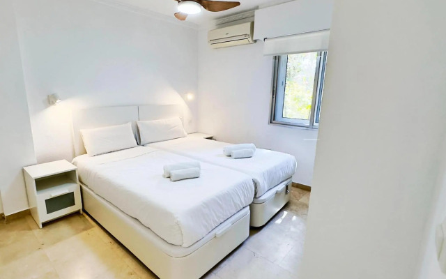 1 Bedroom Apartment Second Line Beach- Parque Marbella Building