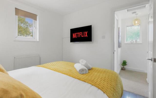 Inviting 2-bed House in Milton Keynes - Netflix