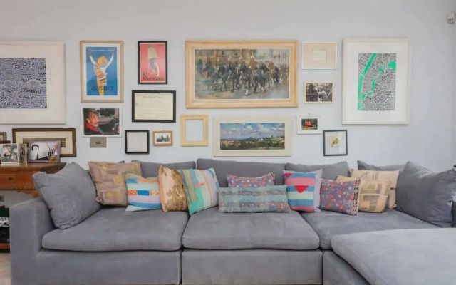 Contemporary 2 Bedroom House in Vibrant Shepherds Bush
