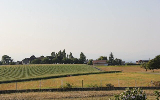 Studio in Bevaix, With Pool Access, Enclosed Garden and Wifi