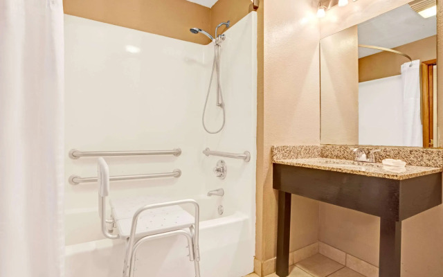 Super 8 by Wyndham Louisville Airport