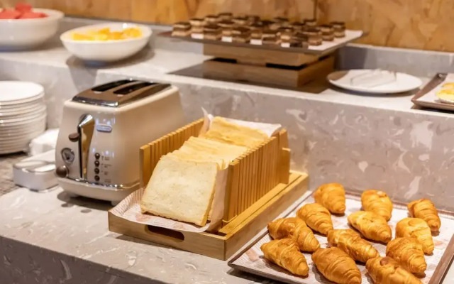 poltton international hotel