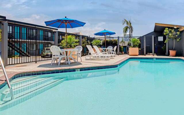 Travelodge by Wyndham LAX