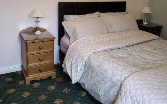 Tranquil Farlow Retreat, Sleeps 4 With Parking