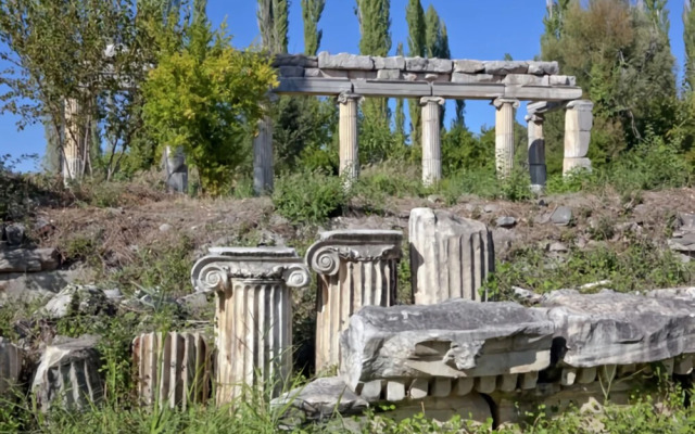 Art House for 6 Under the Acropolis