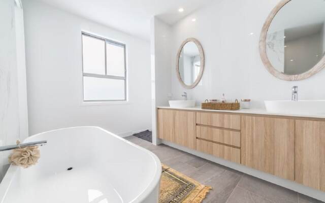 Gold Coast Private Villas - Waterfront Villas