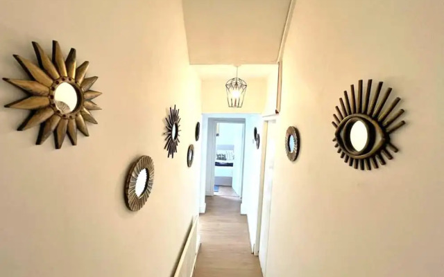 Spacious 2-bed Apartment With Hot tub and Parking