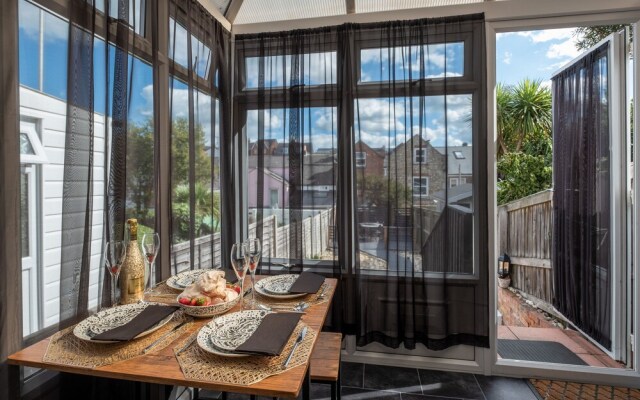 The Nautilus Cowes IOW Sleeps 4 & Private Garden