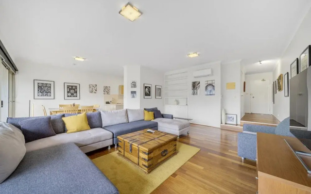 Bright 2-bed With Private Balcony