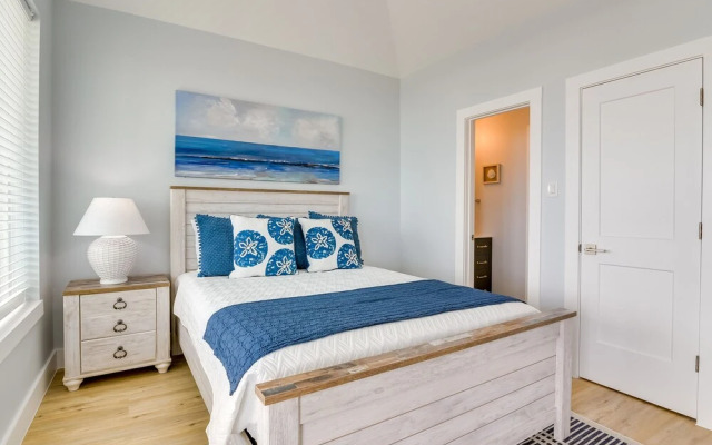 Steps to Beach: Vibrant House in Galveston!