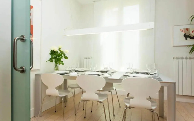 Classy 3bed 3bath apartment in Eixample