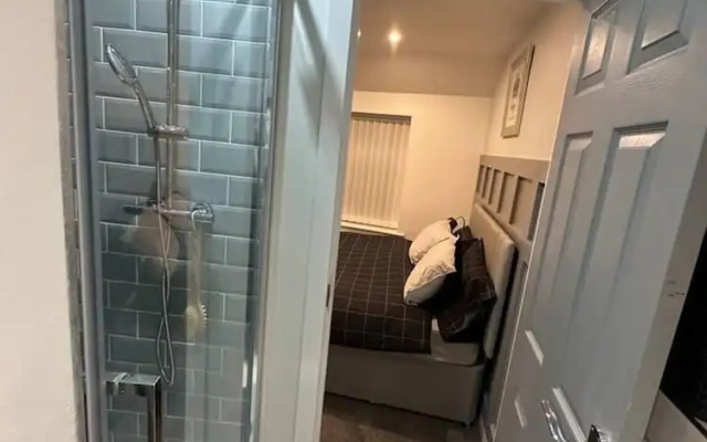 Immaculate 4-bed Detached House in Bootle