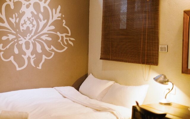 Solo Singer Hotel
