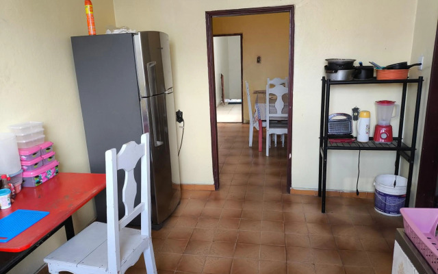 Casa grande em área central, bem iluminada e vent.