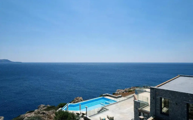 Seafront luxury villa with infinity pool & devine views!