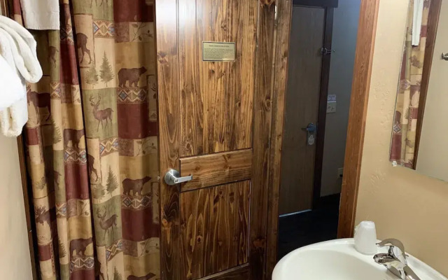 Historic Tamarack Lodge and Cabins