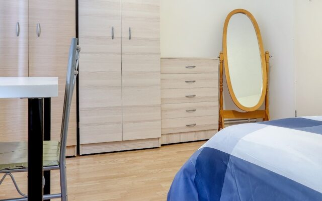 Regal Close Deluxe Single Guest Room 1