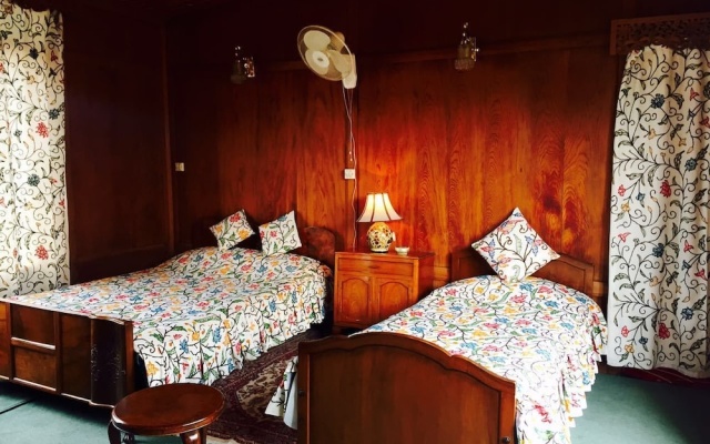 Akbar Group Of Heritage Houseboats – Guest Rooms – Srinagar