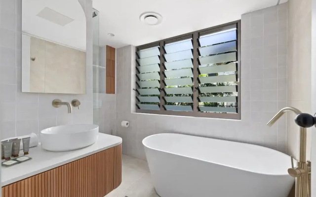 Stylish 3-bed Newport Stay With Balcony