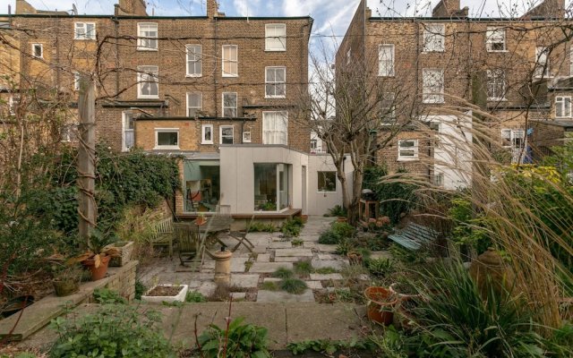 Stunning Flat In West London With A Garden