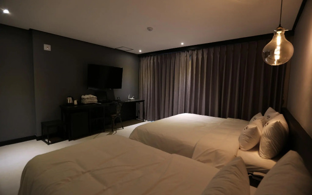 Gupo Station Almond Hotel