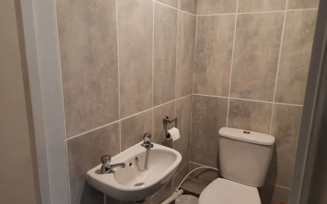 Self Contained Studio Flat in Winterton Hall
