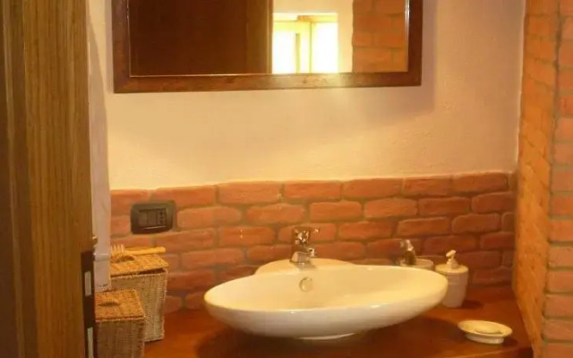 Casa in Borgo Medievale con Giardino ed Escursioni